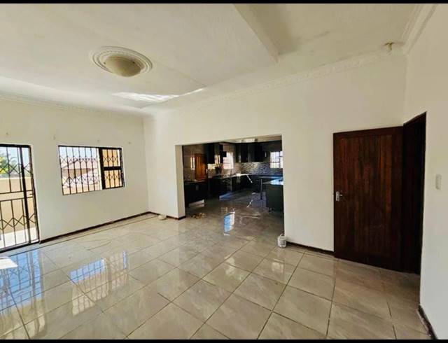 4 BEDROOM FREEHOLD TO LET IN MODEL PARK
